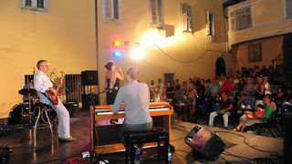 Zadar, 26.07.2013. snimio: Nenad Marčev
bossa nova
CATIA WERNECK QUARTET (BRA-FR)
CATIA WERNECK – vocal
VINCENT BIDAL – piano
LUKMIL PEREZ HERRERA – drums
RENATO ŠVORINIĆ – bass giuitar
Dvorište Providurove palače Zadar, 26.07.2013. snimio: Nenad Marčev
bossa nova
CATIA WERNECK QUARTET (BRA-FR)
CATIA WERNECK – vocal
VINCENT BIDAL – piano
LUKMIL PEREZ HERRERA – drums
RENATO ŠVORINIĆ – bass giuitar
Dvorište Providurove palače