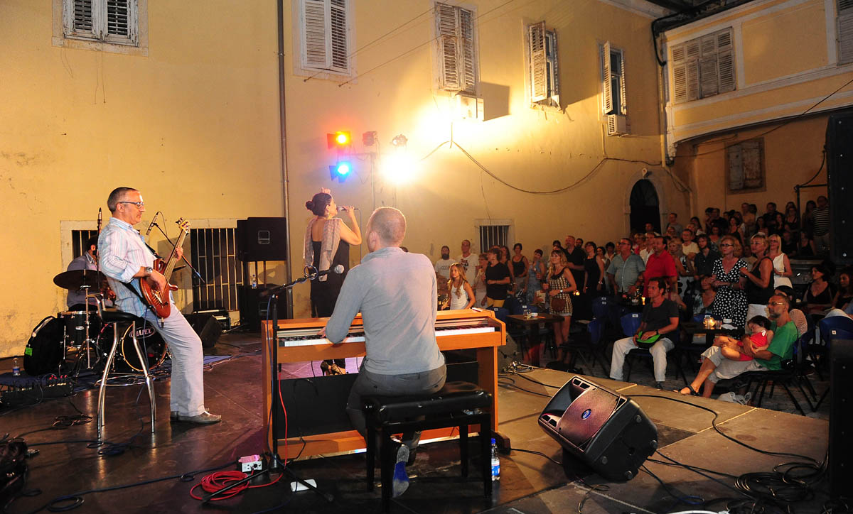 Zadar, 26.07.2013. snimio: Nenad Marčev
bossa nova
CATIA WERNECK QUARTET (BRA-FR)
CATIA WERNECK – vocal
VINCENT BIDAL – piano
LUKMIL PEREZ HERRERA – drums
RENATO ŠVORINIĆ – bass giuitar
Dvorište Providurove palače Zadar, 26.07.2013. snimio: Nenad Marčev
bossa nova
CATIA WERNECK QUARTET (BRA-FR)
CATIA WERNECK – vocal
VINCENT BIDAL – piano
LUKMIL PEREZ HERRERA – drums
RENATO ŠVORINIĆ – bass giuitar
Dvorište Providurove palače