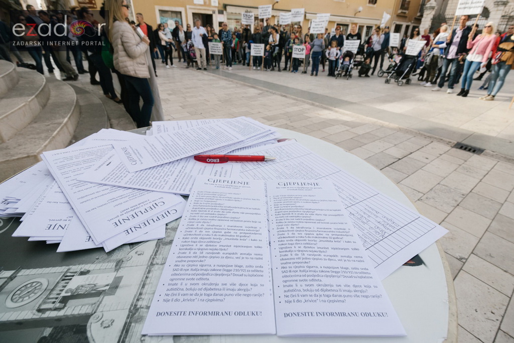 Prosvjedni skup roditelja protiv politike obaveznog cijepljenja Prosvjedni skup roditelja protiv politike obaveznog cijepljenja