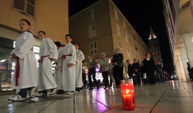 Sredistem grada prosla je procesija s krizem od katedrale do crkve Sv. Sime. Photo: Zeljko Mrsic/PIXSELL