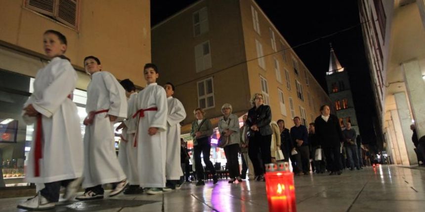 Sredistem grada prosla je procesija s krizem od katedrale do crkve Sv. Sime. Photo: Zeljko Mrsic/PIXSELL Sredistem grada prosla je procesija s krizem od katedrale do crkve Sv. Sime. Photo: Zeljko Mrsic/PIXSELL