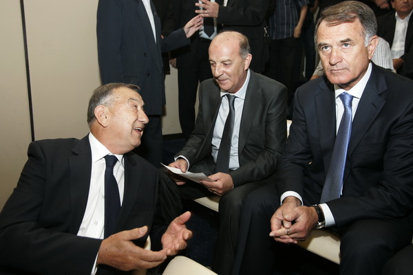 Split, 270611.
Danas je u kino sali na poljudskom stadionu odrzana komemoracija za preminulog Tomislava Ivica nogometnog trenera.
Stanko Poklepovic, Jurica Jerkovic, Dusan Bajevic
Foto: Jakov Prkic / Cropix Split, 270611.
Danas je u kino sali na poljudskom stadionu odrzana komemoracija za preminulog Tomislava Ivica nogometnog trenera.
Stanko Poklepovic, Jurica Jerkovic, Dusan Bajevic
Foto: Jakov Prkic / Cropix