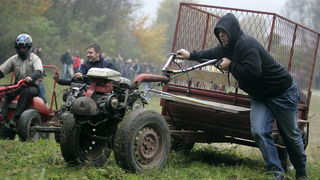 Orahovica, 171010.
Nedaleko od orahovackog jezera na obroncima brda Ruzica grada odrzana je cetvrta po redu utrka motokultivatora i specijalnih vozila koja su izradjena od motora mjesalice za beton i mjenjaca automobila Lada Niva. Namjera organizatora utr