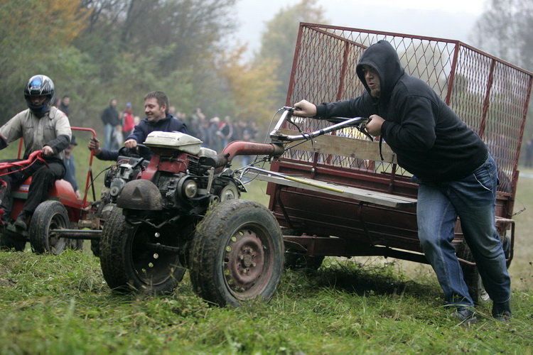 Orahovica, 171010.
Nedaleko od orahovackog jezera na obroncima brda Ruzica grada odrzana je cetvrta po redu utrka motokultivatora i specijalnih vozila koja su izradjena od motora mjesalice za beton i mjenjaca automobila Lada Niva. Namjera organizatora utr