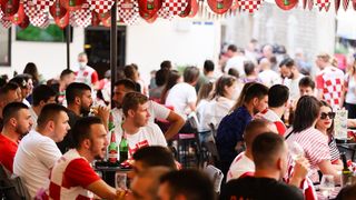 Navijači prate utakmicu Hrvatska – Engleska