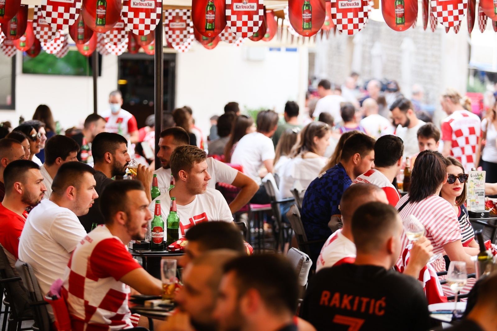 Navijači prate utakmicu Hrvatska – Engleska