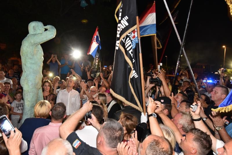 U Dragama otkriven spomenik Miru Barešiću. Photo: Dino Stanin/PIXSELL
