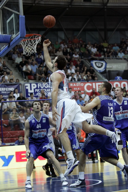 Zagreb, 050610.
KC Drazen Petrovic.
Trg Drazena Petrovica 3.
3. kosarkaska utakmica finala doigravanja izmedju Cibone i Zadra.
Na slici: Vedran Vukusic u akciji.
Foto: Goran Mehkek / CROPIX Zagreb, 050610.
KC Drazen Petrovic.
Trg Drazena Petrovica 3.
3. kosarkaska utakmica finala doigravanja izmedju Cibone i Zadra.
Na slici: Vedran Vukusic u akciji.
Foto: Goran Mehkek / CROPIX