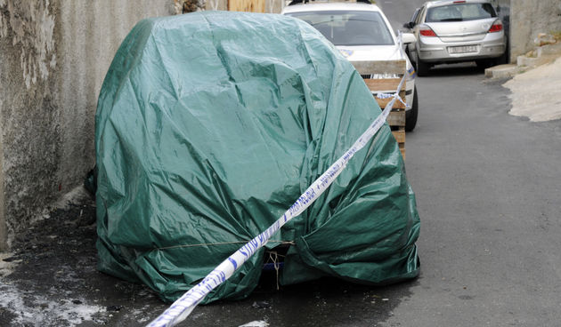 Nocas u 3 i 55 podmetnut je pozar u automobil Skoda Fabia inspektora odjela za narkotike PU Dubrovacko -neretvanske Luke Delije u ulici Djure Basariceka br. 5 ispred obiteljske kuce. Duge cijevi blokirale su izlaske iz grada. Ocevid je u tijeku. Zapljeni