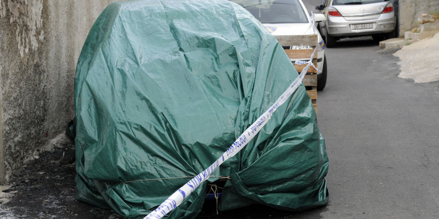 Nocas u 3 i 55 podmetnut je pozar u automobil Skoda Fabia inspektora odjela za narkotike PU Dubrovacko -neretvanske Luke Delije u ulici Djure Basariceka br. 5 ispred obiteljske kuce. Duge cijevi blokirale su izlaske iz grada. Ocevid je u tijeku. Zapljeni Nocas u 3 i 55 podmetnut je pozar u automobil Skoda Fabia inspektora odjela za narkotike PU Dubrovacko -neretvanske Luke Delije u ulici Djure Basariceka br. 5 ispred obiteljske kuce. Duge cijevi blokirale su izlaske iz grada. Ocevid je u tijeku. Zapljeni