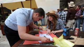 Zadar, 270413
Jos jedan predizborni performans Enia Mestrovica. Ovaj put je na Narodnom trgu glasove “kupovao” porcijama svinjetine.
Na fotografiji: detalj s dogadjaja.
Foto: Luka Gerlanc / CROPIX Zadar, 270413
Jos jedan predizborni performans Enia Mestrovica. Ovaj put je na Narodnom trgu glasove “kupovao” porcijama svinjetine.
Na fotografiji: detalj s dogadjaja.
Foto: Luka Gerlanc / CROPIX