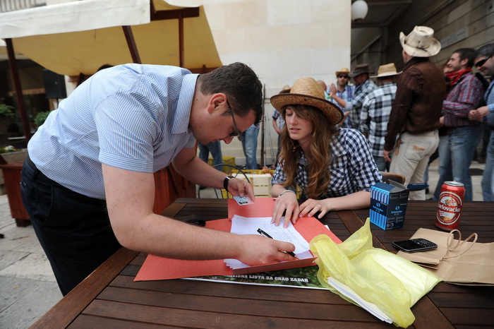 Zadar, 270413
Jos jedan predizborni performans Enia Mestrovica. Ovaj put je na Narodnom trgu glasove “kupovao” porcijama svinjetine.
Na fotografiji: detalj s dogadjaja.
Foto: Luka Gerlanc / CROPIX Zadar, 270413
Jos jedan predizborni performans Enia Mestrovica. Ovaj put je na Narodnom trgu glasove “kupovao” porcijama svinjetine.
Na fotografiji: detalj s dogadjaja.
Foto: Luka Gerlanc / CROPIX