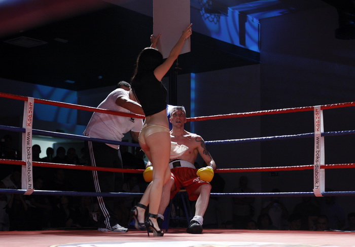 Zadar, 230910
U Fitness klubu Omnia u Zadru odrzani boksacki mecevi izmedju Hrvatskih i Madjarskih boksaca. Na slici detalj iz ringa.
Foto: Jure Miskovic / CROPIX Zadar, 230910
U Fitness klubu Omnia u Zadru odrzani boksacki mecevi izmedju Hrvatskih i Madjarskih boksaca. Na slici detalj iz ringa.
Foto: Jure Miskovic / CROPIX