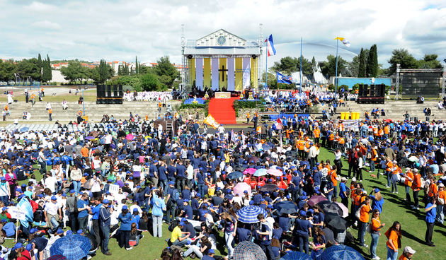 Zadar je domacin Susreta katolicke mladezi 2010. Susret ce trajati dva dana a u njemu ce sudjelovati preko 30.000 mladih iz Hrvatske i svijeta. Na fotografiji: pozornica na Visnjiku. Foto: Andrija Lucic / CROPIX