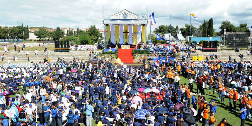 Zadar je domacin Susreta katolicke mladezi 2010. Susret ce trajati dva dana a u njemu ce sudjelovati preko 30.000 mladih iz Hrvatske i svijeta. Na fotografiji: pozornica na Visnjiku. Foto: Andrija Lucic / CROPIX Zadar je domacin Susreta katolicke mladezi 2010. Susret ce trajati dva dana a u njemu ce sudjelovati preko 30.000 mladih iz Hrvatske i svijeta. Na fotografiji: pozornica na Visnjiku. Foto: Andrija Lucic / CROPIX