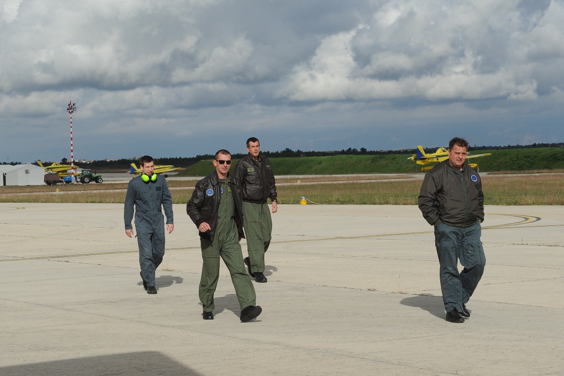 Posade dvaju Canadiara vratili se s uspješne misije u sjevernoj Italiji Posade dvaju Canadiara vratili se s uspješne misije u sjevernoj Italiji