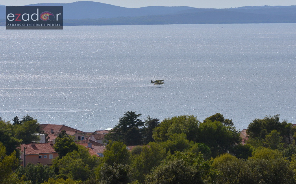 Zračne i kopnene vatrogasne snage u rekordnom roku lokalizirale požar između Dikla i Kožina