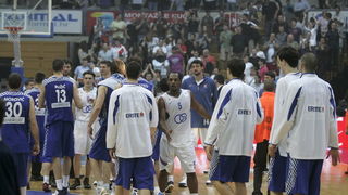Zagreb, 050610.
KC Drazen Petrovic.
Trg Drazena Petrovica 3.
3. kosarkaska utakmica finala doigravanja izmedju Cibone i Zadra.
Na slici: kraj utakmice
Foto: Goran Mehkek / CROPIX Zagreb, 050610.
KC Drazen Petrovic.
Trg Drazena Petrovica 3.
3. kosarkaska utakmica finala doigravanja izmedju Cibone i Zadra.
Na slici: kraj utakmice
Foto: Goran Mehkek / CROPIX