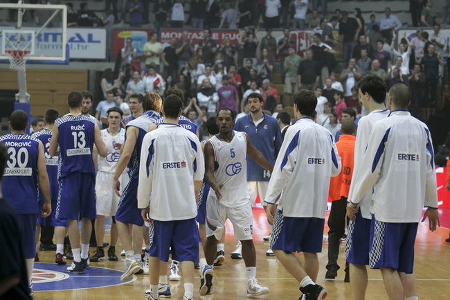 Zagreb, 050610.
KC Drazen Petrovic.
Trg Drazena Petrovica 3.
3. kosarkaska utakmica finala doigravanja izmedju Cibone i Zadra.
Na slici: kraj utakmice
Foto: Goran Mehkek / CROPIX Zagreb, 050610.
KC Drazen Petrovic.
Trg Drazena Petrovica 3.
3. kosarkaska utakmica finala doigravanja izmedju Cibone i Zadra.
Na slici: kraj utakmice
Foto: Goran Mehkek / CROPIX