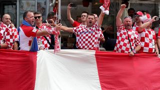 Divovska hrvatska zastava razvijena u centru Nižnji Novgoroda