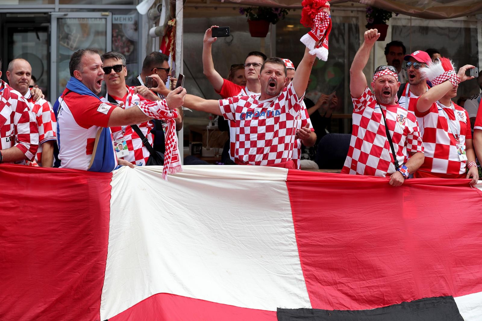 Divovska hrvatska zastava razvijena u centru Nižnji Novgoroda