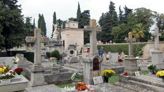 Usprkos jakom jugu gradsko groblje u Zadru danas je zasjalo toplim bojama cvijeca i svijeca kojima su gradjani ukrasili posljednja pocivalista svojih najdrazih, Foto: Mladen Malik Usprkos jakom jugu gradsko groblje u Zadru danas je zasjalo toplim bojama cvijeca i svijeca kojima su gradjani ukrasili posljednja pocivalista svojih najdrazih, Foto: Mladen Malik