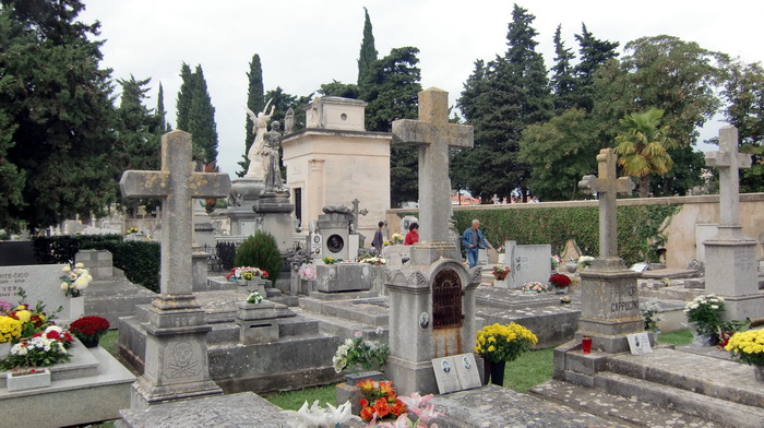 Usprkos jakom jugu gradsko groblje u Zadru danas je zasjalo toplim bojama cvijeca i svijeca kojima su gradjani ukrasili posljednja pocivalista svojih najdrazih, Foto: Mladen Malik Usprkos jakom jugu gradsko groblje u Zadru danas je zasjalo toplim bojama cvijeca i svijeca kojima su gradjani ukrasili posljednja pocivalista svojih najdrazih, Foto: Mladen Malik