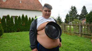 Dječak “magnet” Ivan Stoiljković pokazao svoj jedinstveni dar privlačenja metala Dječak “magnet” Ivan Stoiljković pokazao svoj jedinstveni dar privlačenja metala