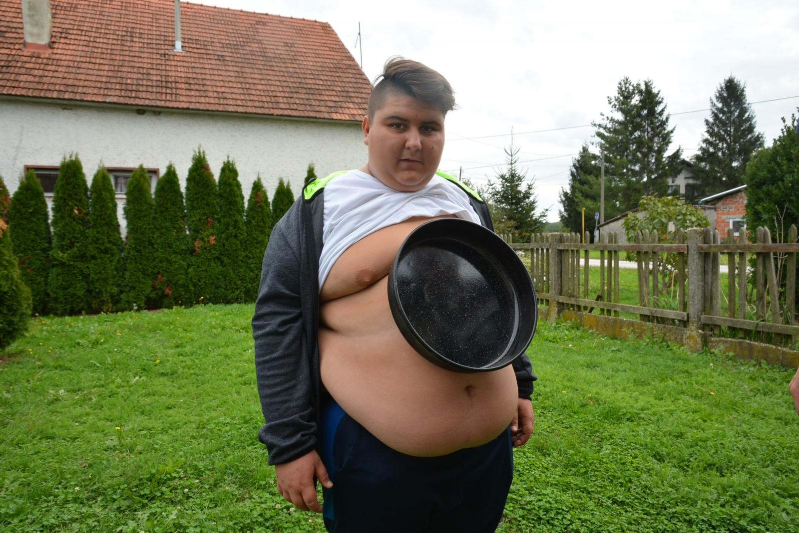 Dječak “magnet” Ivan Stoiljković pokazao svoj jedinstveni dar privlačenja metala Dječak “magnet” Ivan Stoiljković pokazao svoj jedinstveni dar privlačenja metala