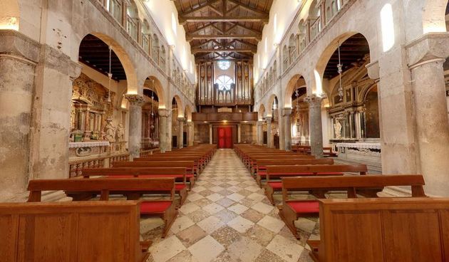 Katedrala sv. Stosije. Danasnja katedrala je trobrodna romanicka gradjevina, ujedno i najveca crkva u Dalmaciji. Unutrasnjost katedrale je monumentalna. Photo: Dino Stanin/PIXSELL