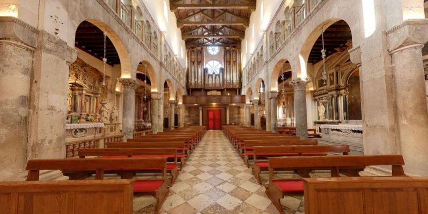 Katedrala sv. Stosije. Danasnja katedrala je trobrodna romanicka gradjevina, ujedno i najveca crkva u Dalmaciji. Unutrasnjost katedrale je monumentalna. Photo: Dino Stanin/PIXSELL Katedrala sv. Stosije. Danasnja katedrala je trobrodna romanicka gradjevina, ujedno i najveca crkva u Dalmaciji. Unutrasnjost katedrale je monumentalna. Photo: Dino Stanin/PIXSELL