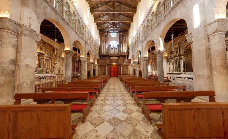 Katedrala sv. Stosije. Danasnja katedrala je trobrodna romanicka gradjevina, ujedno i najveca crkva u Dalmaciji. Unutrasnjost katedrale je monumentalna. Photo: Dino Stanin/PIXSELL