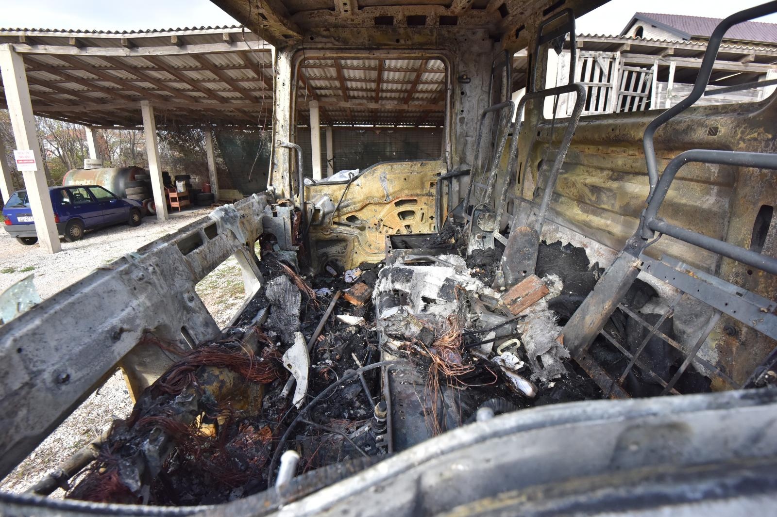 Vučnoj službi Deur na parkingu izgorjela dva vozila