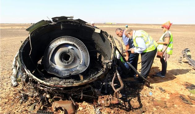 Istražitelji na Sinaju pregledavaju ostatke srušenog Airbusa 321, Foto: Hina