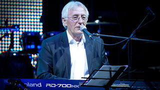 Oliver Dragojević i gudački orekestar Alana Bjelinskog na Višnjiku 22. ožujka 2011. Foto: Kristijan Orlić Oliver Dragojević i gudački orekestar Alana Bjelinskog na Višnjiku 22. ožujka 2011. Foto: Kristijan Orlić