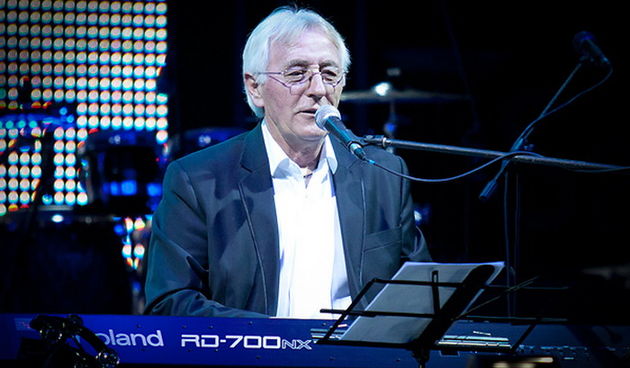 Oliver Dragojević i gudački orekestar Alana Bjelinskog na Višnjiku 22. ožujka 2011. Foto: Kristijan Orlić