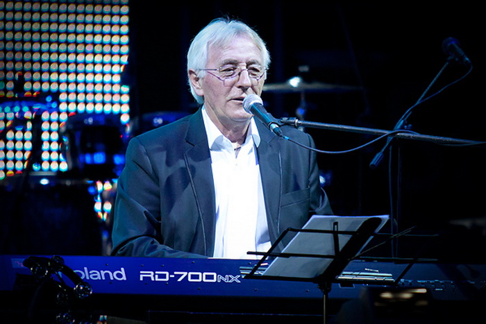 Oliver Dragojević i gudački orekestar Alana Bjelinskog na Višnjiku 22. ožujka 2011. Foto: Kristijan Orlić Oliver Dragojević i gudački orekestar Alana Bjelinskog na Višnjiku 22. ožujka 2011. Foto: Kristijan Orlić