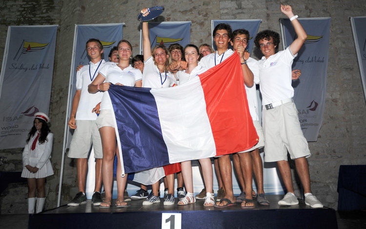 Zadar, 160711.
ISAF svjetsko juniorsko prvenstvo
Zadar 2011, 07.-15. srpanj 2011.
Zatvaranje jedrlicarskog prvenstva i podjela medalja i pehara najboljim momcadima.
Na slici: najbolja momcad prvenstva Francuska.
Foto: Sime Sokota / CROPIX Zadar, 160711.
ISAF svjetsko juniorsko prvenstvo
Zadar 2011, 07.-15. srpanj 2011.
Zatvaranje jedrlicarskog prvenstva i podjela medalja i pehara najboljim momcadima.
Na slici: najbolja momcad prvenstva Francuska.
Foto: Sime Sokota / CROPIX