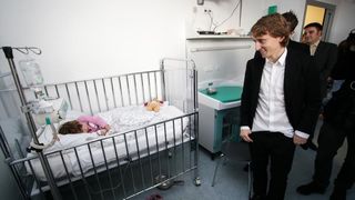 Luki Modriću u dječjoj bolnici u Klaićevoj uručena nagrada nogometaša godine, Photo: Petar Glebov/PIXSELL Luki Modriću u dječjoj bolnici u Klaićevoj uručena nagrada nogometaša godine, Photo: Petar Glebov/PIXSELL