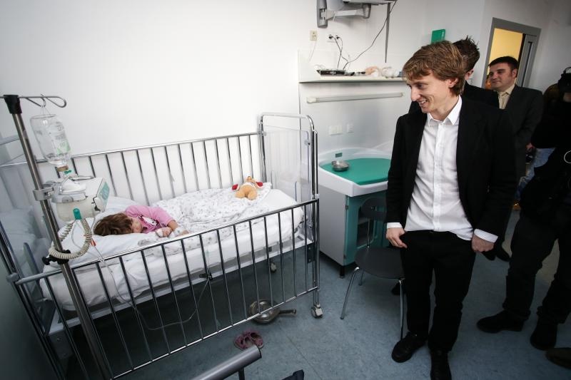 Luki Modriću u dječjoj bolnici u Klaićevoj uručena nagrada nogometaša godine, Photo: Petar Glebov/PIXSELL Luki Modriću u dječjoj bolnici u Klaićevoj uručena nagrada nogometaša godine, Photo: Petar Glebov/PIXSELL