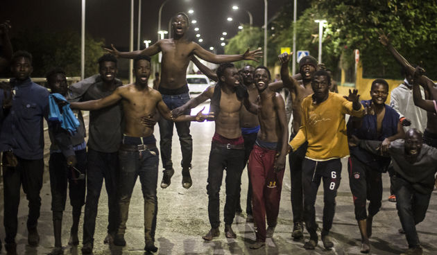 Migranti pokušavaju ući na područuje Ceute a čamci španjolske Civilne garde nastoje ih odvratiti.