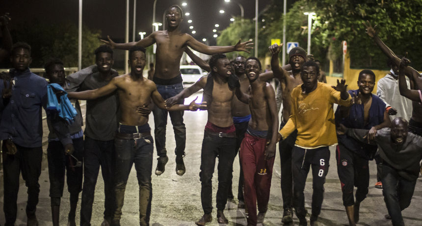 Migranti pokušavaju ući na područuje Ceute a čamci španjolske Civilne garde nastoje ih odvratiti.