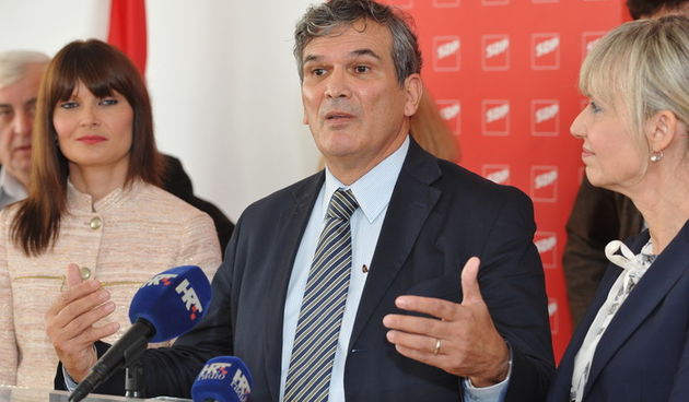 Zadar, 201012.
Zadarski SDP je danas u svojim prostorijama predstavio Ivu Bilica kao kandidata za gradonacelnika i Sabinu Glasovac kao njegovu zamjenicu.
Na fotografiji: Sabina Glasovac, kandidatkinja za zamjenicu gradonacelnika i Ivo Bilic, kandidat za g