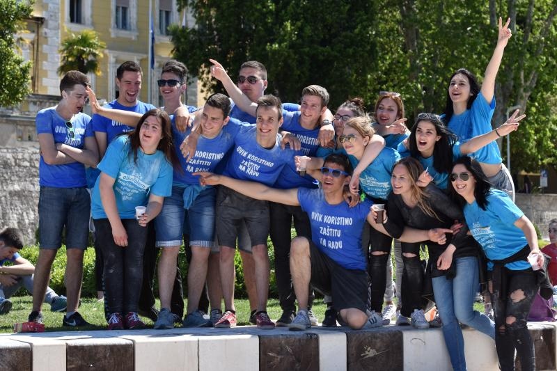 Ludijada zadarskih maturanata uz pjesmu i kupanje na Morskim orguljama. Foto: Dino Stanin/PIXSELL Ludijada zadarskih maturanata uz pjesmu i kupanje na Morskim orguljama. Foto: Dino Stanin/PIXSELL