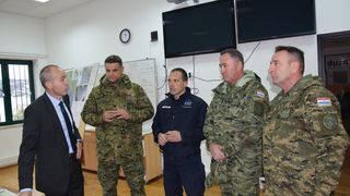 Ministar Krstičević posjetio eskadrilu transportnih helikoptera Ministar Krstičević posjetio eskadrilu transportnih helikoptera