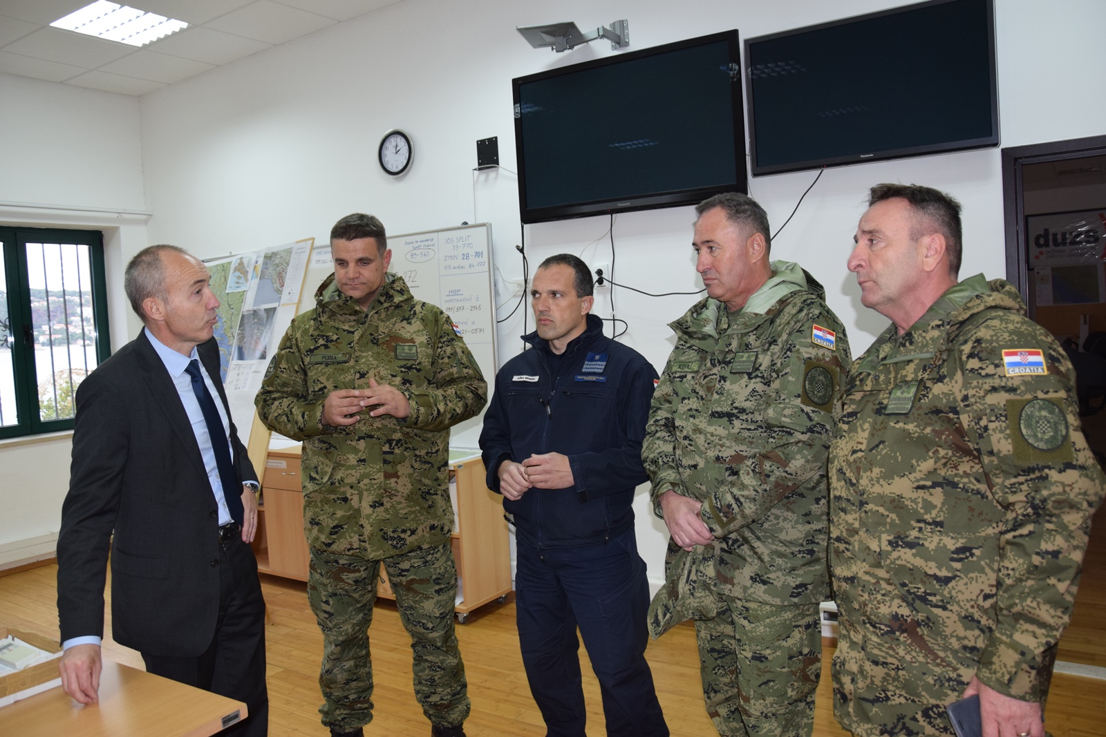 Ministar Krstičević posjetio eskadrilu transportnih helikoptera Ministar Krstičević posjetio eskadrilu transportnih helikoptera