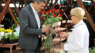 Zadar, 010513.
Predstavnici Koalicije za promjene, predvodjeni kandidatom za gradonacelnika Ivom Bilicem, obiljezili su 1. svibanj – Medjunarodni praznik rada podjelom karanfila sugradjankama i sugradjanima.
Na fotografiji: Ivo Bilic.
Foto: Luka Gerlanc Zadar, 010513.
Predstavnici Koalicije za promjene, predvodjeni kandidatom za gradonacelnika Ivom Bilicem, obiljezili su 1. svibanj – Medjunarodni praznik rada podjelom karanfila sugradjankama i sugradjanima.
Na fotografiji: Ivo Bilic.
Foto: Luka Gerlanc