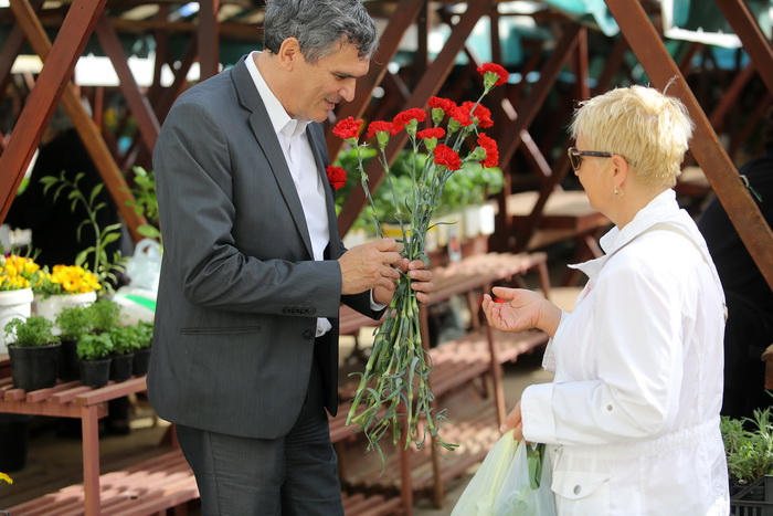 Zadar, 010513.
Predstavnici Koalicije za promjene, predvodjeni kandidatom za gradonacelnika Ivom Bilicem, obiljezili su 1. svibanj – Medjunarodni praznik rada podjelom karanfila sugradjankama i sugradjanima.
Na fotografiji: Ivo Bilic.
Foto: Luka Gerlanc Zadar, 010513.
Predstavnici Koalicije za promjene, predvodjeni kandidatom za gradonacelnika Ivom Bilicem, obiljezili su 1. svibanj – Medjunarodni praznik rada podjelom karanfila sugradjankama i sugradjanima.
Na fotografiji: Ivo Bilic.
Foto: Luka Gerlanc