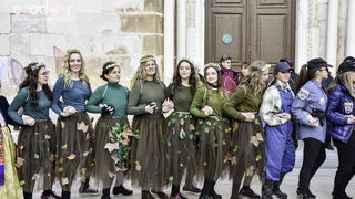 Paški zimski karneval 2018: Karnevalska povorka prošla ulicama grada do Pijace