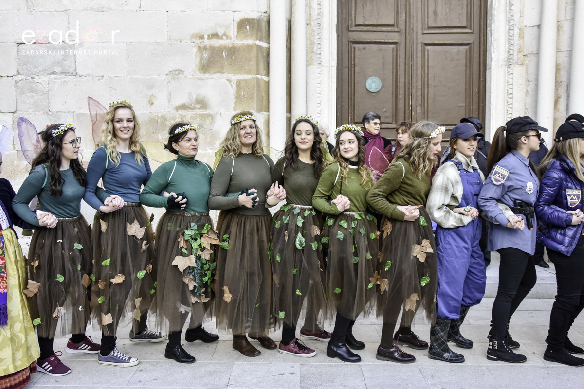 Paški zimski karneval 2018: Karnevalska povorka prošla ulicama grada do Pijace